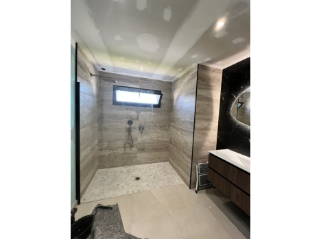 Salle de bain moderne et élégante