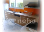 Cuisine aménagée laqué beige et décor bois bambou