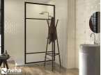 Salle de bain beige avec carreaux décor chromé