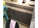 Meuble taupe et bois