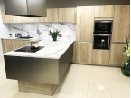  Grande cuisine en T avec ilot central bois marbre et aspect inox 